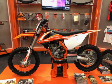 Motosiklet motosiklet şirketlerin tüm can ile Chandler Arizona yerel bir galerisinde sergilenen. Bir motosiklet kez bir motor olduğunu bir iki veya üç tekerlekli motorlu araçlar için.