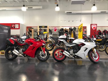 Motosiklet motosiklet şirketlerin tüm can ile Chandler Arizona yerel bir galerisinde sergilenen. Bir motosiklet kez bir motor olduğunu bir iki veya üç tekerlekli motorlu araçlar için.