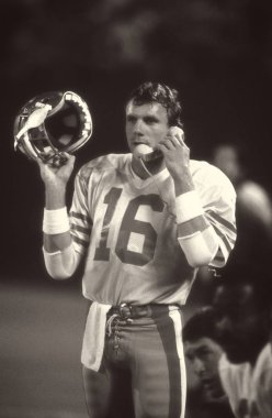 Joe Montana oyun kurucu, eşleşme Francisco 49ers oyun eylem sırasında düzenli sezon Nfl oyun. Joe Montana dönüş çocuk
