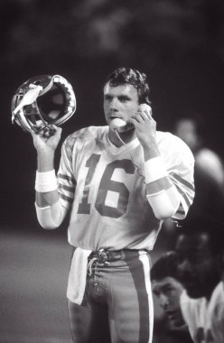 Joe Montana oyun kurucu, eşleşme Francisco 49ers oyun eylem sırasında düzenli sezon Nfl oyun. Joe Montana dönüş çocuk