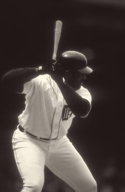 Cecil Fielder Tiger Stadyumu Detroit'te bir normal sezon oyun sırasında Detroit Tigers için vuruş. Cecil Fielder on yedi yıl içinde profesyonel beyzbol oynadıktan sonra emekli.