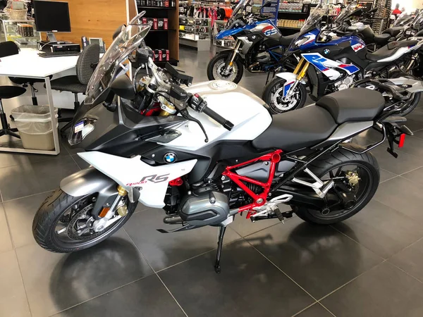 Motosiklet motosiklet şirketlerin tüm can ile Chandler Arizona yerel bir galerisinde sergilenen. Bir motosiklet kez bir motor olduğunu bir iki veya üç tekerlekli motorlu araçlar için.