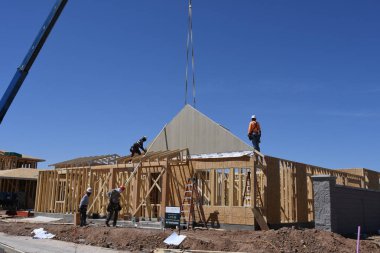 Yeni inşaat çerçeveleme işçiler tarafından istihdam edilmektedir inşaat şirketinden bir ekibi tarafından monte ediliyor. Bu evler Amerika Birleşik Devletleri'nin güneybatı parçası olan Arizona inşa ediliyor.
