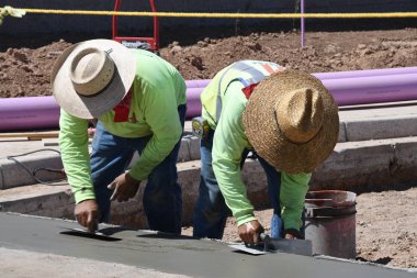 Yeni inşaat beton ekibi binanın beton kısmı üzerinde çalışma yeni bir inşaat alanı üzerinde çalışıyor. Bu evler Amerika Birleşik Devletleri'nin güneybatı parçası olan Arizona inşa ediliyor