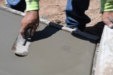 Yeni inşaat beton ekibi binanın beton kısmı üzerinde çalışma yeni bir inşaat alanı üzerinde çalışıyor. Bu evler Amerika Birleşik Devletleri'nin güneybatı parçası olan Arizona inşa ediliyor