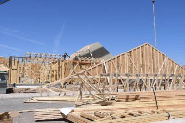 Yeni inşaat çerçeveleme işçiler tarafından istihdam edilmektedir inşaat şirketinden bir ekibi tarafından monte ediliyor. Bu evler Amerika Birleşik Devletleri'nin güneybatı parçası olan Arizona inşa ediliyor.