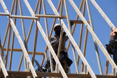 Yeni inşaat çerçeveleme işçiler tarafından istihdam edilmektedir inşaat şirketinden bir ekibi tarafından monte ediliyor. Bu evler Amerika Birleşik Devletleri'nin güneybatı parçası olan Arizona inşa ediliyor.