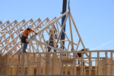 Yeni inşaat çerçeveleme işçiler tarafından istihdam edilmektedir inşaat şirketinden bir ekibi tarafından monte ediliyor. Bu evler Amerika Birleşik Devletleri'nin güneybatı parçası olan Arizona inşa ediliyor.