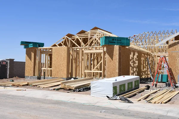 新的施工框架由机组人员组装而成 由工人雇用的建筑公司组成 这些房子建在亚利桑那州 这是在美国的西南部 — 图库照片