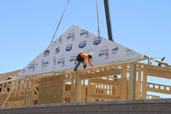 Estructura Nueva Construcción Que Está Siendo Ensamblado Por Una Tripulación — Foto de Stock