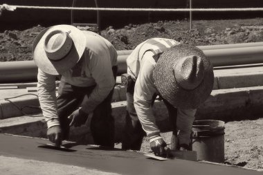 Yeni inşaat beton ekibi binanın beton kısmı üzerinde çalışma yeni bir inşaat alanı üzerinde çalışıyor. Bu evler Amerika Birleşik Devletleri'nin güneybatı parçası olan Arizona inşa ediliyor