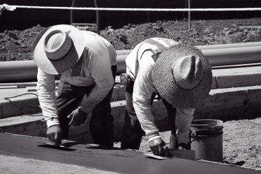Yeni inşaat beton ekibi binanın beton kısmı üzerinde çalışma yeni bir inşaat alanı üzerinde çalışıyor. Bu evler Amerika Birleşik Devletleri'nin güneybatı parçası olan Arizona inşa ediliyor