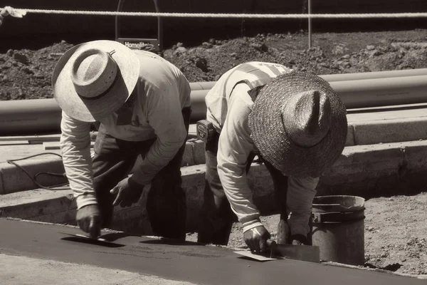 Yeni inşaat beton ekibi binanın beton kısmı üzerinde çalışma yeni bir inşaat alanı üzerinde çalışıyor. Bu evler Amerika Birleşik Devletleri'nin güneybatı parçası olan Arizona inşa ediliyor