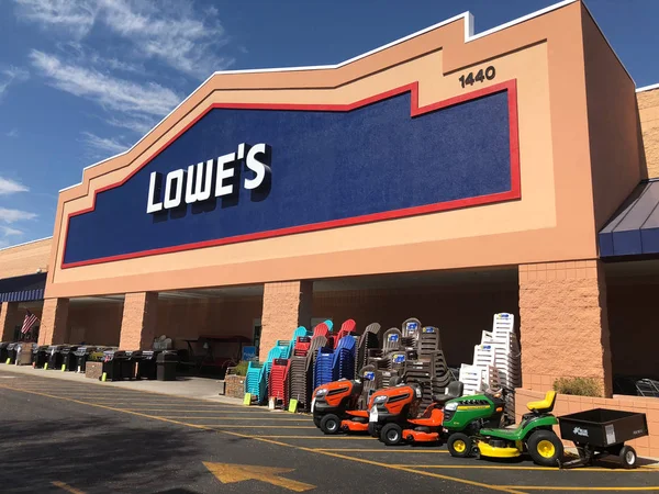 Werkzeugabteilung Lowes Ist Eine Amerikanische Einzelhandelskette Für Heimwerker Und Haushaltsgeräte — Stockfoto