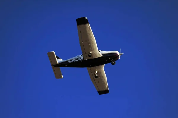 私人飞机在钱德勒机场着陆 起落架向下 襟翼打开 钱德勒机场位于美国的西南部 — 图库照片