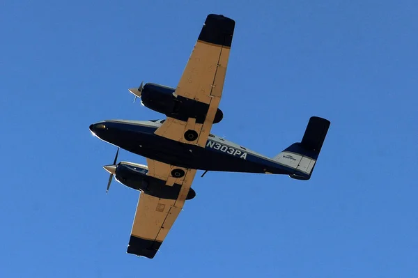 Aterizare Avion Privat Aeroportul Chandler Unelte Aterizare Jos Clapete Deschise — Fotografie, imagine de stoc