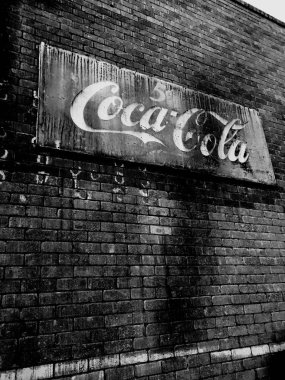 Vintage Coke Cola işareti dışında bir restoran şehir Gilbert Arizona Amerika Birleşik Devletleri güneybatı bölümünde bulunan bir duvarda asılı. Beş sente Coke Cola Satış bu işareti gösterir.
