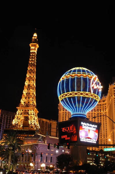 巴黎酒店在拉斯维加斯的著名地带 光明之城 在巴黎拉斯维加斯与罪恶之城相遇 位于市中心的巴黎主题酒店拥有一座埃菲尔铁塔 一个模拟凯旋门 — 图库照片