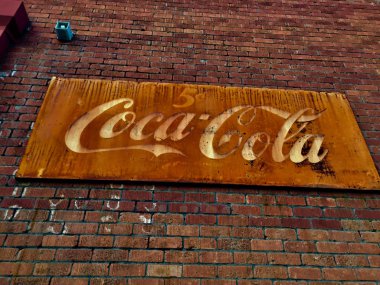 Vintage Coke Cola işareti dışında bir restoran şehir Gilbert Arizona Amerika Birleşik Devletleri güneybatı bölümünde bulunan bir duvarda asılı. Beş sente Coke Cola Satış bu işareti gösterir.