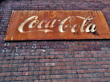 Vintage Coke Cola işareti dışında bir restoran şehir Gilbert Arizona Amerika Birleşik Devletleri güneybatı bölümünde bulunan bir duvarda asılı. Beş sente Coke Cola Satış bu işareti gösterir.