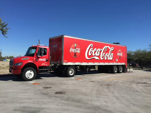 Coke Cola Truck Tanda Pada Truk Pengiriman Membawa Coke Cola — Stok Foto