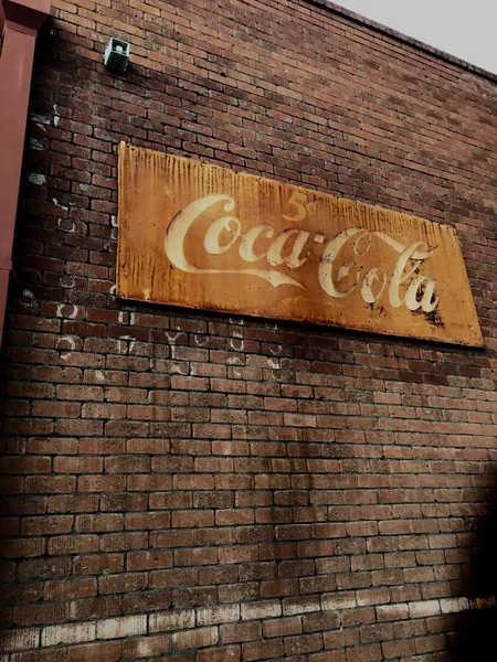 Cartel Coca Cola Vintage Colgado Una Pared Frente Restaurante Centro —  Fotos de Stock