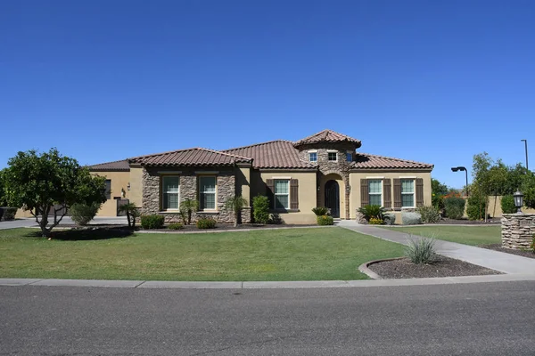 Gilbert, Arizona yeni modern lüks klasik evler. Gilbert bir kasaba içinde Maricopa County, Arizona, Amerika Birleşik Devletleri, Phoenix, Güneydoğu Phoenix Büyükşehir alanı içinde bulunmaktadır.