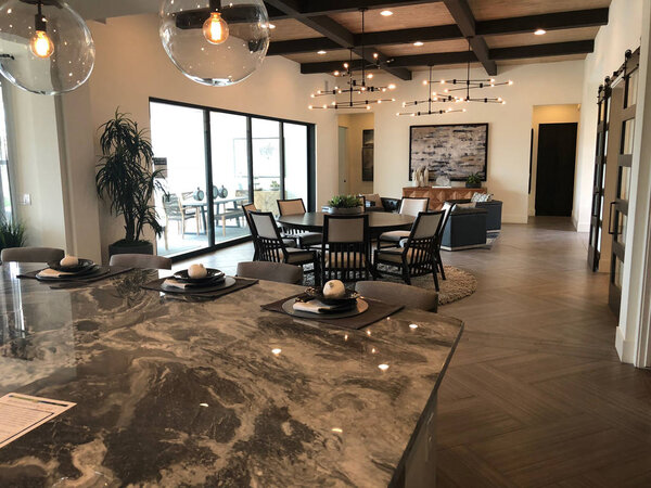 Новый дом с образцами интерьеров для новых клиентов, чтобы посмотреть на покупку в новом комплексе в Гилберте Аризона. Гилберт - город в округе Марикопа, штат Аризона, США, расположенный к юго-западу от Финикса, в метазоне Финикса.
.