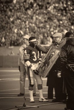 Walter Payton Hall of Fame koşarak geri Chicago Bears öncesi oyun törenle Chicago Bears ön büro emekli bir hediye olarak gelen bir portre almak son oyununu oynamak için.