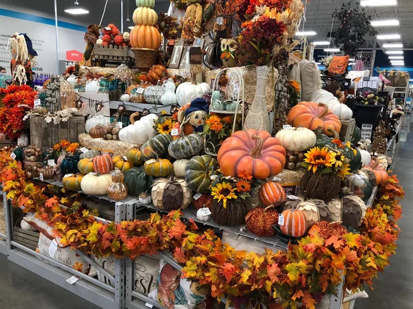 Evde, ev dekorasyonu ürünleri konusunda uzmanlaşmış bir büyük kutu perakende zinciridir. Özel perakendeci her taşımak saklar 50.000'i aşkın benzersiz öğeleri geniş ürün kategoriler. Mesa, Arizona deposudur.