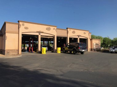 Bir araba araçlarda salonu onarım için kaldırma platformda onarın. Araba garajında, oto tamircisi arka planda özel Tamir ekipmanları ile hizmet.