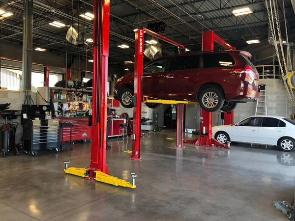 Veículos Uma Oficina Reparação Automóveis Plataforma Elevação Para Reparação Carros — Fotografia de Stock