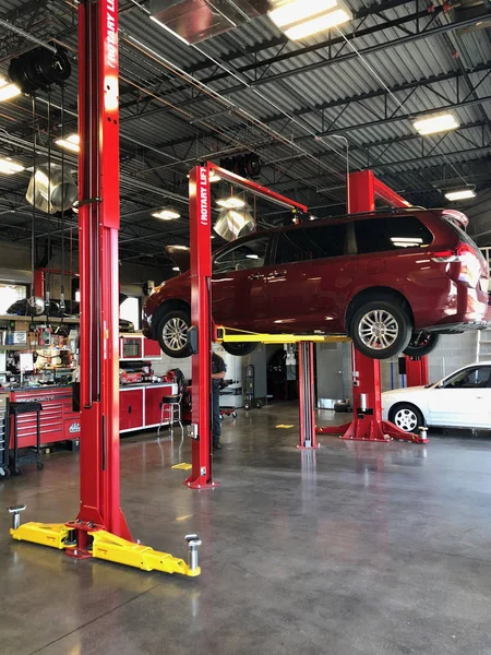 Vehículos Taller Reparación Automóviles Plataforma Elevación Para Reparación Coches Garaje — Foto de Stock
