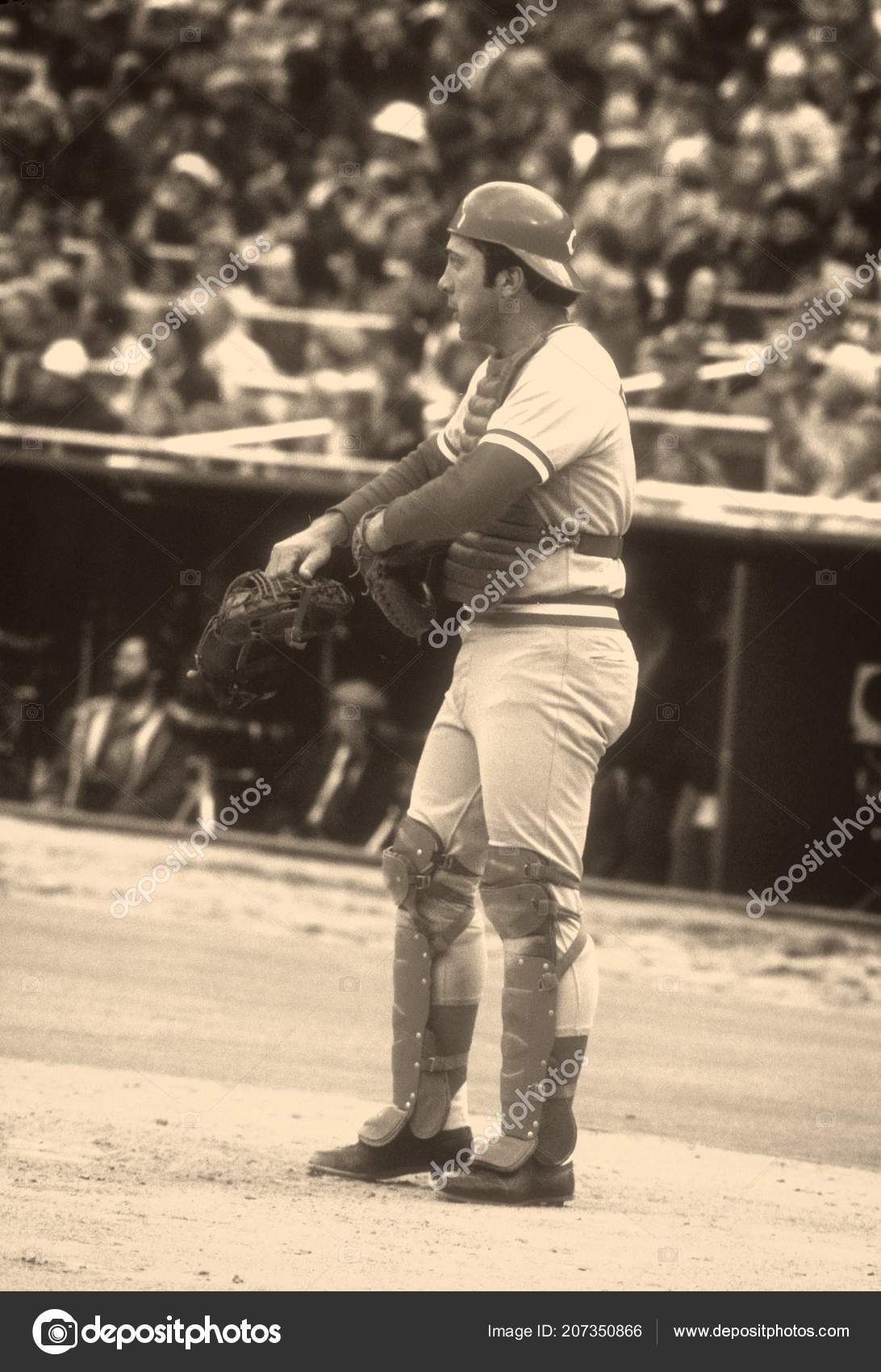 Catcher Johnny Bench of the Cincinnati Reds bats against the