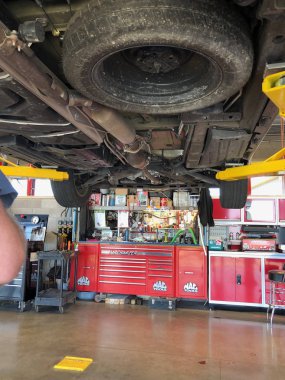 Oto tamircisi onarım merkezi onarım bölümünde özel Tamir ekipmanları ile hizmet. teknisyenleri. (Aynı zamanda bölgesel bir garaj veya bir atölye da bilinir) bir otomobil tamircisi bir otomobil nerede tamir olarak tanımlanmıştır.