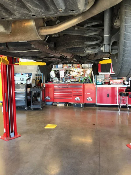 Auto Service Reparatiewerkplaats Met Speciale Reparatie Apparatuur Sectie Van Reparatie — Stockfoto