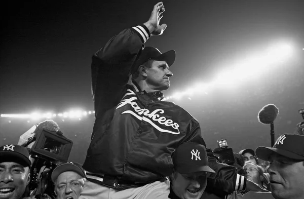 Joe Torre Dyrektor New York Yankees Macha Tłumu New York — Zdjęcie stockowe