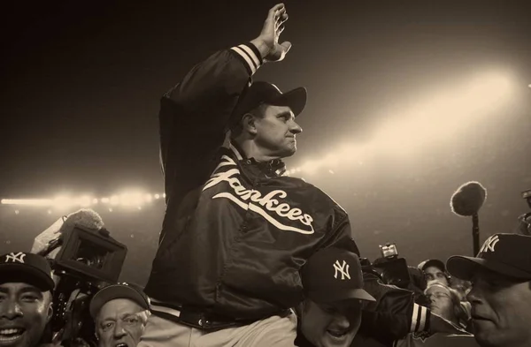 Manager Joe Torre Από New York Yankees Κουνώντας Πλήθος Μετά — Φωτογραφία Αρχείου