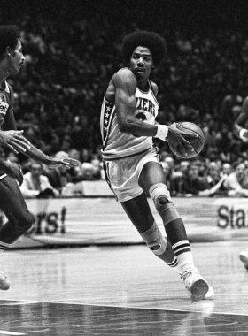 Julius Erving Hall Of Fame oyuncu Philadelphia 76ers düzenli bir Nba oyununda oyun eylem. Julius Erving yaygın olarak Dr J, takma adıyla bilinen modern bir tarz oyun halka sevdirmek yardımcı olan bir Nba eski basketbol oyuncusudur.