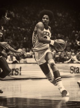 Julius Erving Hall Of Fame oyuncu Philadelphia 76ers düzenli bir Nba oyununda oyun eylem. Julius Erving yaygın olarak Dr J, takma adıyla bilinen modern bir tarz oyun halka sevdirmek yardımcı olan bir Nba eski basketbol oyuncusudur.