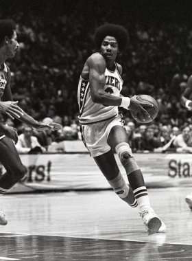 Julius Erving Hall Of Fame oyuncu Philadelphia 76ers düzenli bir Nba oyununda oyun eylem. Julius Erving yaygın olarak Dr J, takma adıyla bilinen modern bir tarz oyun halka sevdirmek yardımcı olan bir Nba eski basketbol oyuncusudur.