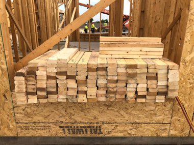 Yeni inşaat çerçeveleme işçiler tarafından istihdam edilmektedir inşaat şirketinden bir ekibi tarafından monte ediliyor. Bu evler Amerika Birleşik Devletleri'nin güneybatı parçası olan Arizona inşa ediliyor.