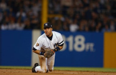 Derek Jeter Shortstop New York Yankees normal bir Major League Baseball oyun sırasında oyun eylem için. Derek Jeter New York Yankees için oynayan bir emekli profesyonel beyzbol blokaj olduğunu.