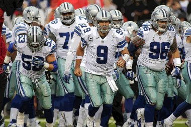 Tony Romo Quarterback Dallas Cowboys düzenli bir Nfl sezon oyun sırasında oyun eylem için. Dallas Cowboys ile 14 sezon Nfl için oynayan bir emekli futbol oyuncu ve televizyon analist ve eski quarterback Tony Romo olduğunu.