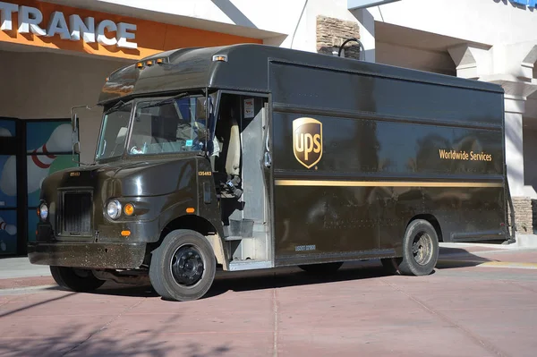 Ups 送货车停放在购物中心 联合包裹服务是美国跨国包装配送和供应链管理公司 — 图库照片