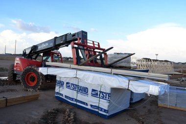 Yeni inşaat çerçeveleme işçiler tarafından istihdam edilmektedir inşaat şirketinden bir ekibi tarafından monte ediliyor. Bu evler Amerika Birleşik Devletleri'nin güneybatı parçası olan Arizona inşa ediliyor.