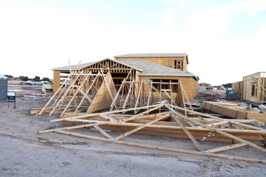 Yeni inşaat çerçeveleme işçiler tarafından istihdam edilmektedir inşaat şirketinden bir ekibi tarafından monte ediliyor. Bu evler Amerika Birleşik Devletleri'nin güneybatı parçası olan Arizona inşa ediliyor.