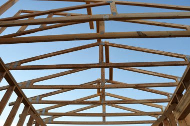 Yeni inşaat çerçeveleme işçiler tarafından istihdam edilmektedir inşaat şirketinden bir ekibi tarafından monte ediliyor. Bu evler Amerika Birleşik Devletleri'nin güneybatı parçası olan Arizona inşa ediliyor.