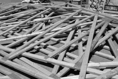 Yeni inşaat çerçeveleme işçiler tarafından istihdam edilmektedir inşaat şirketinden bir ekibi tarafından monte ediliyor. Bu evler Amerika Birleşik Devletleri'nin güneybatı parçası olan Arizona inşa ediliyor.