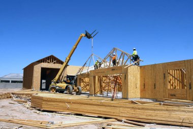 Yeni inşaat çerçeveleme işçiler tarafından istihdam edilmektedir inşaat şirketinden bir ekibi tarafından monte ediliyor. Bu evler Amerika Birleşik Devletleri'nin güneybatı parçası olan Arizona inşa ediliyor.